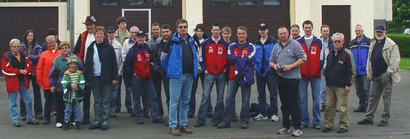 Unser Bild zeigt einen Teil der österreichischen Abordnung mit ihren Gastgebern vor dem Lardenbacher Feuerwehrgerätehaus. 