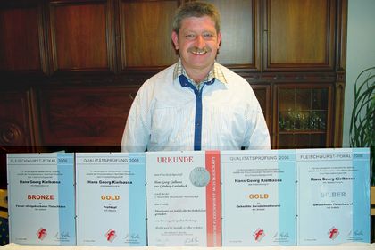 Unser Bild zeigt den Metzgermeister mit den verliehenen Ehrenurkunden.   