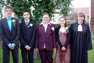 Unser Bild zeigt die Konfirmanden Philipp Adrian Roth, Edgar Grauberger, Sandra Siebel und Ewa-Lisa Kraft zusammen mit Pfarrerin Cordula Michaelsen  