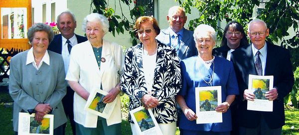 Unser Bild zeigt die Jubilare Hilde Frank, Heinrich Frank, Friedel Nickel, Rosemarie Ruppel, Erwin Volp Elfriede Reeh und Karl Schneider mit Pfarrerin Cordula Michaelsen (2. v. r.)   