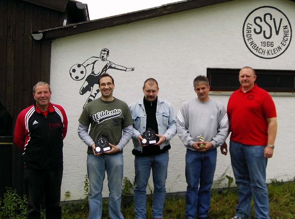Unser Bild zeigt v. l. n. r. Abteilungsleiter Reinhard Mölcher junior, Ralf Mölcher, Marcus Weeke, Joachim Erdmann und den 1. Vorsitzenden Kurt Scharmann nach der Ehrung