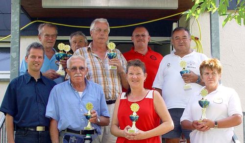 Unser Bild zeigt Bürgermeister Frank Ide (vordere Reihe links) und den Vereinsvorsitzenden Kurt Scharmann (2. Reihe rechts) mit den Vertretern der erfolgreichsten Wandervereine bei der 25. Lardenbacher EVG-Wanderung 