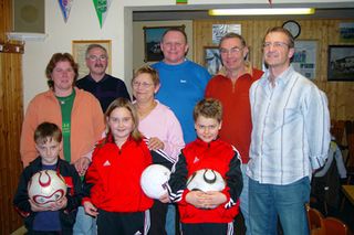 Unser Bild zeigt die Vereinsvertreter zusammen mit den Jugendlichen des SSV Lardenbach/Klein-Eichen Tim und Sophie Weeke und Tim Niklas Fuchs bei der Spendenübergabe