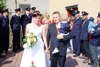 Unser Bild zeigt das Paar mit ihrem Sohn Mick beim Verlassen der Kirche. 