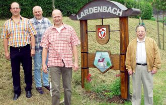 Unser Bild zeigt die freiwilligen Helfer Armin Schombert, Gerhard Pernak, Jürgen Hofmann mit dem Hobbymaler Günter Felsing vor der Begrüßungstafel am Ortseingang Sellnrod.    