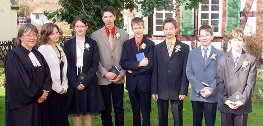 Unser Bild zeigt Pfarrerin Michaelsen mit den Konfirmanden aus den drei Seenbachtalgemeinden 