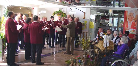 Unser Bild zeigt den Männerchor Lardenbach/Klein-Eichen bei seinen Darbietungen  
