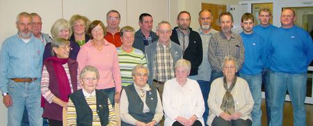 Die Jubilare des SSV Lardenbach/Klein-Eichen Elli Ruschig, Ilse Dörr, Lisa Zimmer Ilse Darga, (sitzend v.l.n.r.) Fanny Voll, Gerlinde Böcher, Karin Kratz, Artur Kratz, Norbert Dittrich (2. Reihe v.l.n.r.), Helmut Fitzthum, Jürgen Schätzle, Inge Lein, Sieglinde Mölcher, Hans-Ferdinand Mölcher, Rudolf Hassinger, Werner Frank und Arno Böcher zusammen mit den Vorstandsmitgliedern Stefan Weeke, Michael Ruppel und Kurt Scharmann (hinten v.l.n.r.) 
