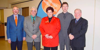 Die gewählten Vertreter Karl-Ernst Lind und Karlheinz Erdmann mit der Geschäftsstellenleiterin Jutta Daubertshäuser, Filialbereichsleiter Norbert Steinmüller und Direktor Helmut Schepp