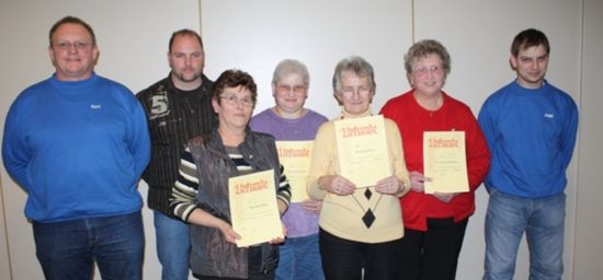 Unser Bild zeigt den Vereinsvorsitzenden Kurt Scharmann (links), dessen Stellvertreter Stefan Weeke (rechts) mit den Geehrten Michéle Frank, Monika Stöhr, Erna Hassinger, Annelore Rühl und Brunhilde Schwanke (v.l.n.r.)