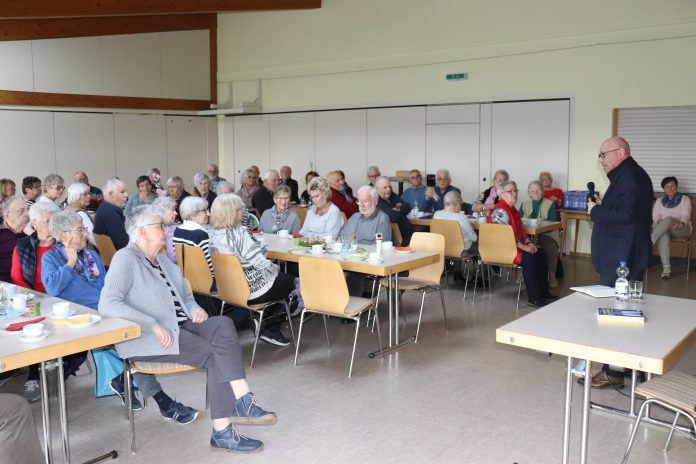 Dr. med. Jürgen Bludau fand mit seinen Ausführungen bei den Seniorinnen und Senioren in Lardenbach großes Gehör