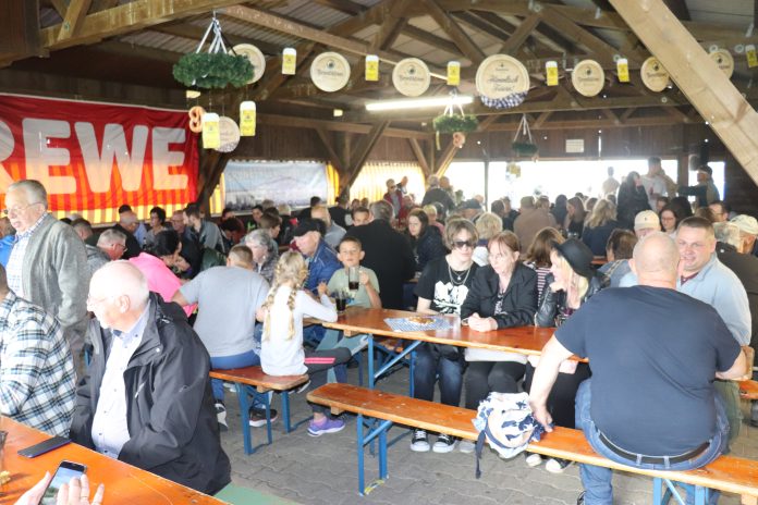 Beim Oktoberfest in Lardenbach feierten die Besucher zünftig