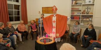 Nikolaus besuchte den Lardenbacher Adventskranz