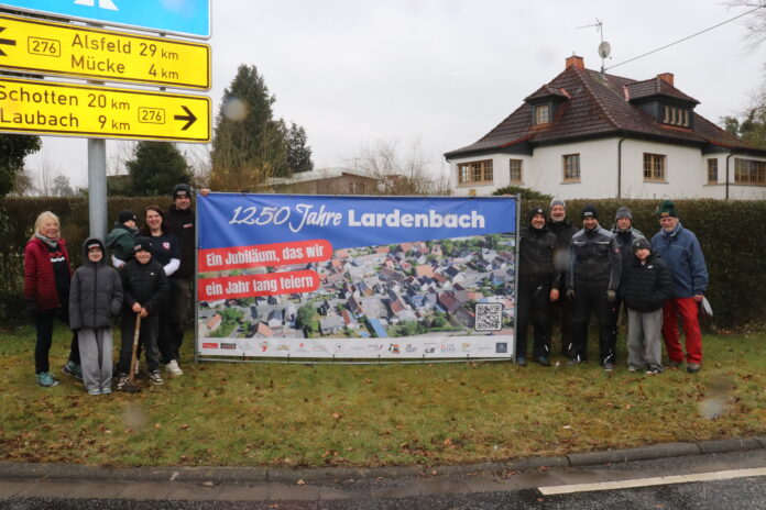 20260328-L0030003-Aufstellen Schilder 1250 Jahre Lardenbach